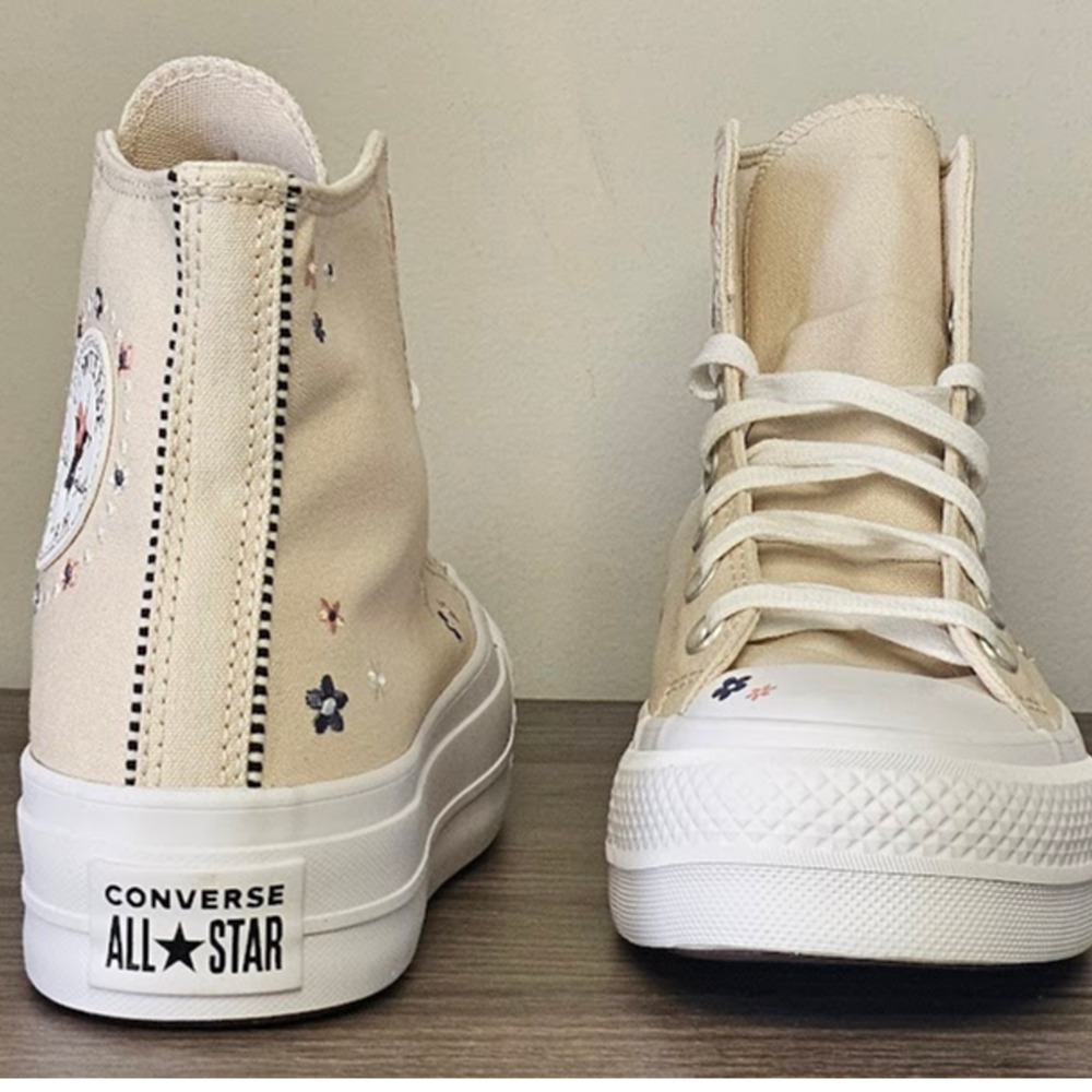 Converse Women's CTAS Lift Platform Petite Petals Hi Tops Size 8 A14265C NWT - Picture 6 of 7